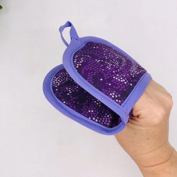 Set of 2 Finger Hotpad Potholders, Purple Swirled Dots, 2 Piece Baking Set - Picture 4 of 6